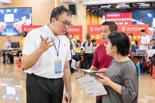 工作人员引导新生报到(1).jpg 工作人员引导新生报到(1).jpg