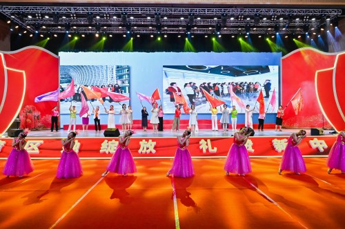 表演现场.jpg 表演现场.jpg