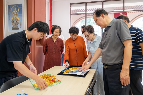 参观广府金绣.jpg