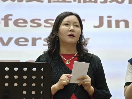 金智贤在授课.jpg