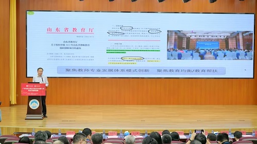 毕诗文作讲座.jpg