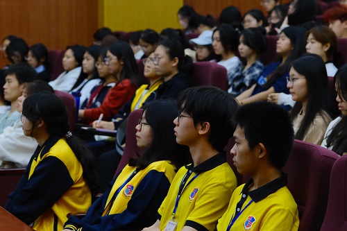 现场学生聆听讲座.jpg
