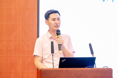 邹冠炀主讲.JPG