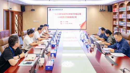 专家组听取工作汇报.jpg
