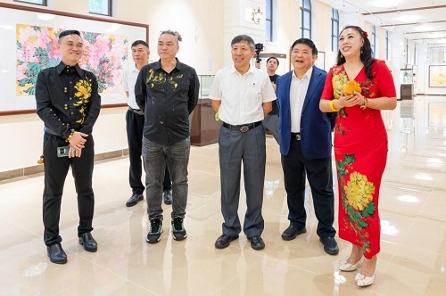 嘉宾参观展出.jpg