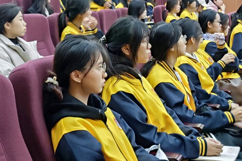 在场学生聆听.jpg