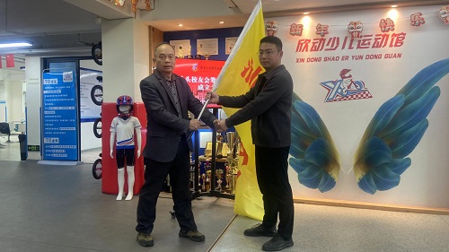 汕头校友会授旗仪式.jpg