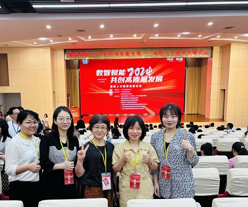 财经政法学院教师在论坛现场.jpg