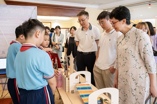 中小学生代表展示科学教育成果.jpg