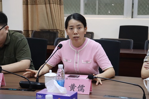 黄儒讲话.jpg