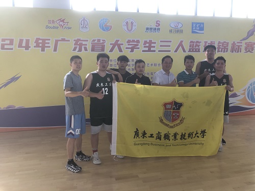 学校党委副书记卢景值莅临现场为运动员加油.jpg