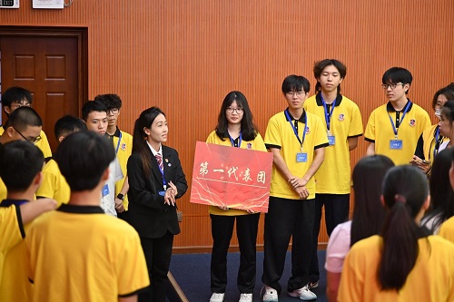 各代表团召开分团会议.jpg