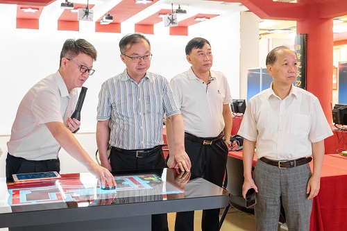 参观学校VR党建馆.jpg