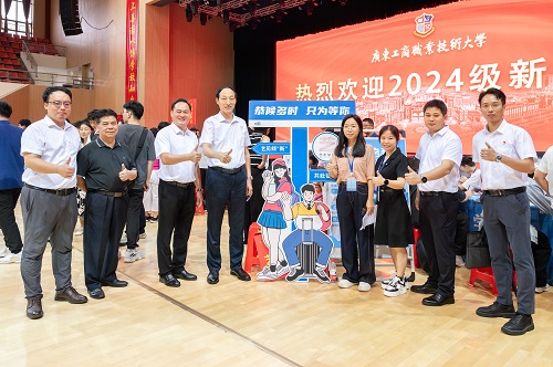 校领导与迎新工作人员合影.jpg