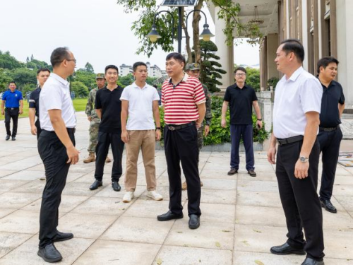 现场听取有关部门工作汇报.png