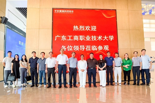 参展人员合影.jpg 参展人员合影.jpg