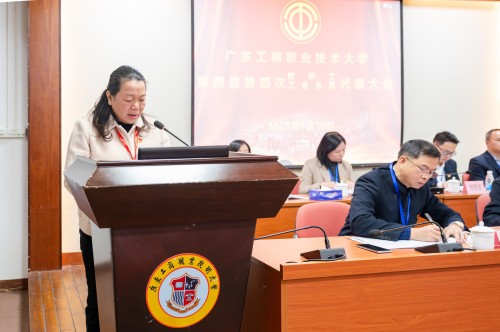 江雪珍作学校财务预决算报告.jpg
