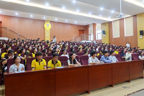 现场师生聆听.JPG