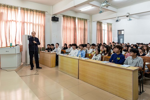 学生聆听.JPG
