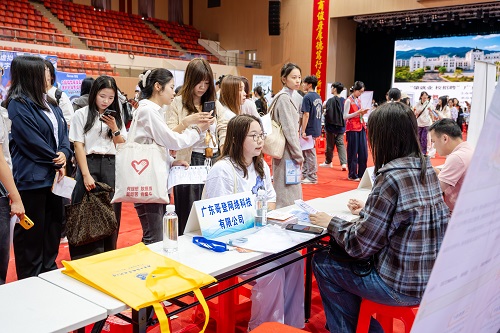 求职学生与用人单位洽谈.jpg 求职学生与用人单位洽谈.jpg