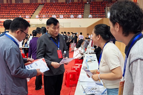 校领导现场了解企业招聘情况.jpg 校领导现场了解企业招聘情况.jpg