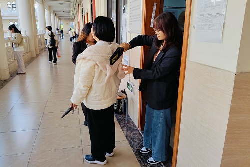 考生接受检查.jpg 考生接受检查.jpg