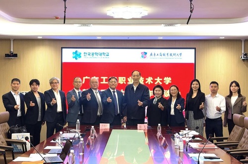 双方合影2.jpg