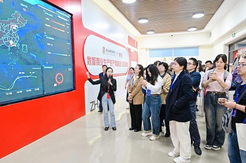 与会嘉宾参观基地.jpg