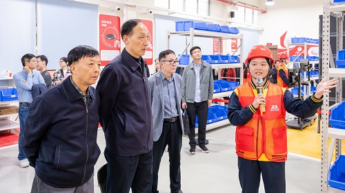 参观京东生产性实训基地.jpg