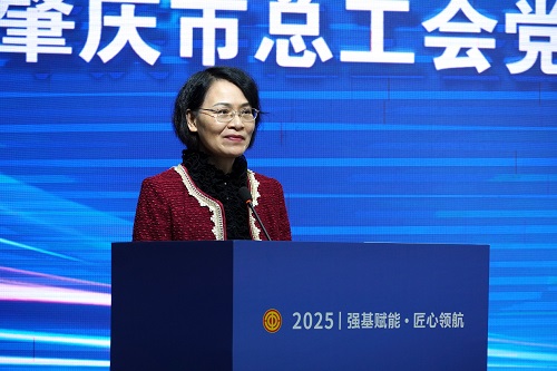 邹小玲讲话.JPG