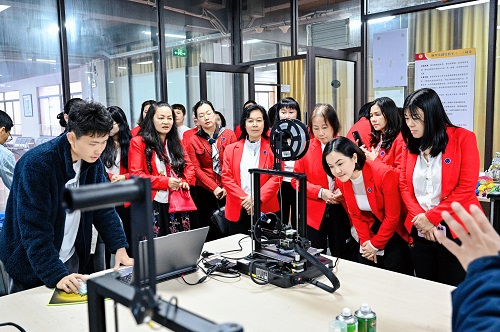 参观3D打印实验实训室.jpg