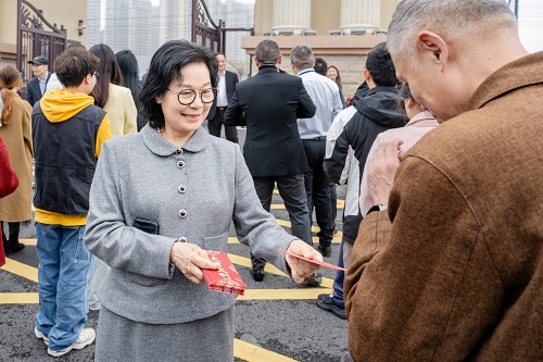 董事会及校领导在两校区派发红包2.JPG