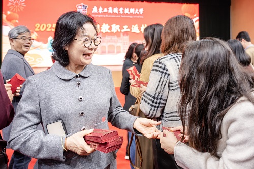 董事会及校领导在两校区派发红包1.JPG