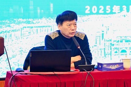 罗志作报告.JPG