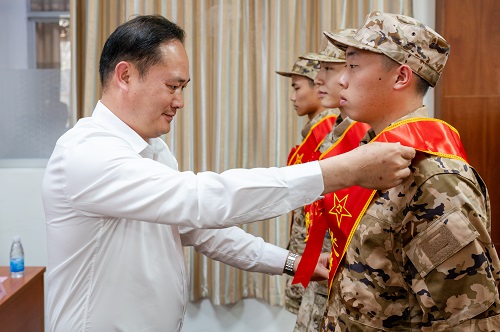 卢景值为入伍学生佩戴绶带和大红花.JPG 卢景值为入伍学生佩戴绶带和大红花.JPG