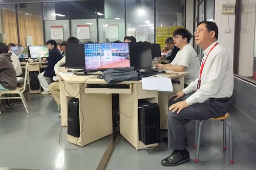 副校长冯海志在大旺校区课堂听课.jpg