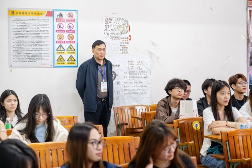 丁勇在星湖校区课堂听课.JPG
