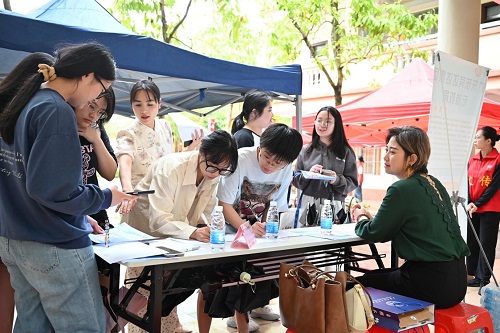 招聘会现场2.jpg