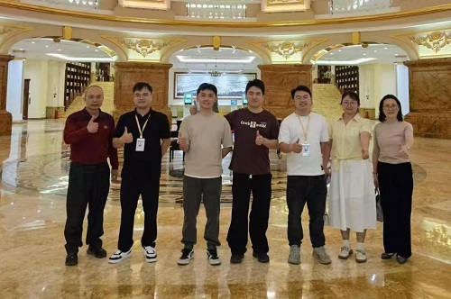 参观合影.jpg