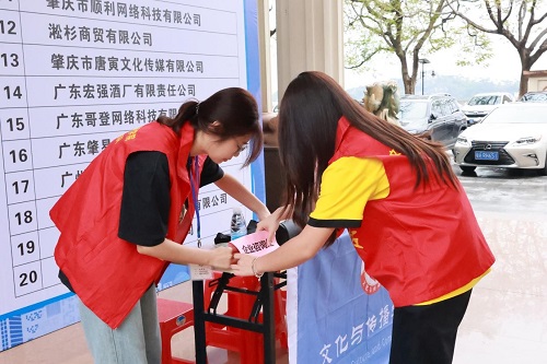 学院志愿者在工作中.jpg