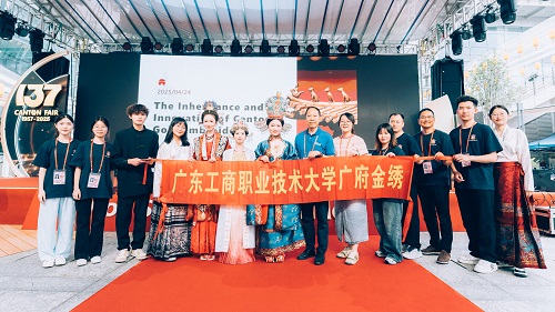 参展团队合影.jpg