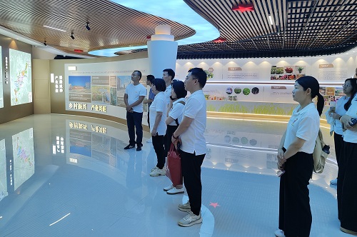 参观展厅.jpg