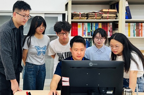参赛队员与指导教师研讨.jpg