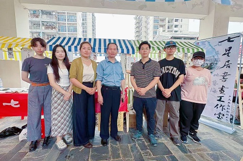 艺术学院师生与李刚合影.jpg
