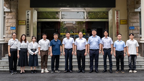 学校红十字会第一届理事会成员.JPG 学校红十字会第一届理事会成员.JPG