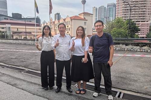 与马来西亚校友合影.jpg 与马来西亚校友合影.jpg