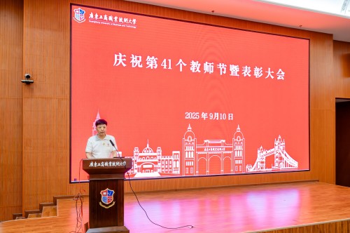 赵同胤主持大会.jpg 赵同胤主持大会.jpg