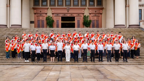 学校领导与受表彰教师合影.jpg 学校领导与受表彰教师合影.jpg