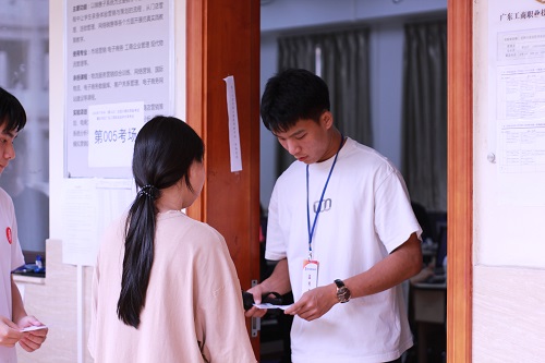 考生接受证件检查.jpg 考生接受证件检查.jpg