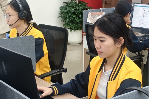 学生在实训中.jpg